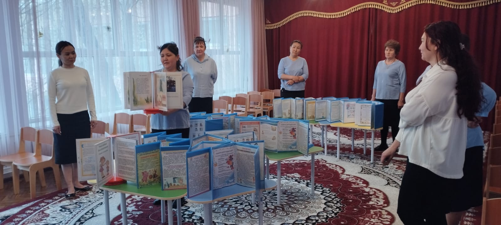 Көрме: ата-аналарға арналған қалталар/Выставка: папки для родителей.