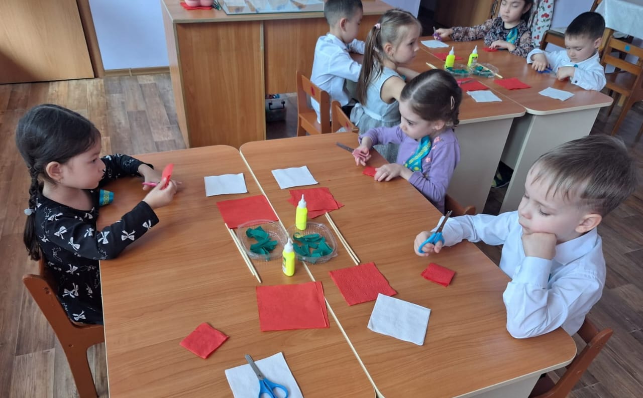 Аппликация «Гвоздика Победы»
