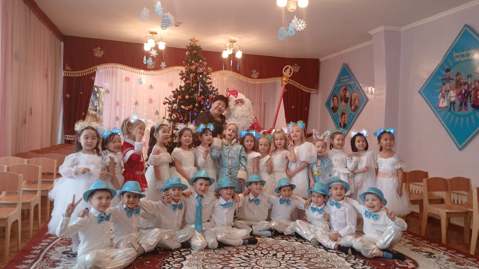 "Чудеса у новогодней елки"    Предшкольная группа "Байтерек"