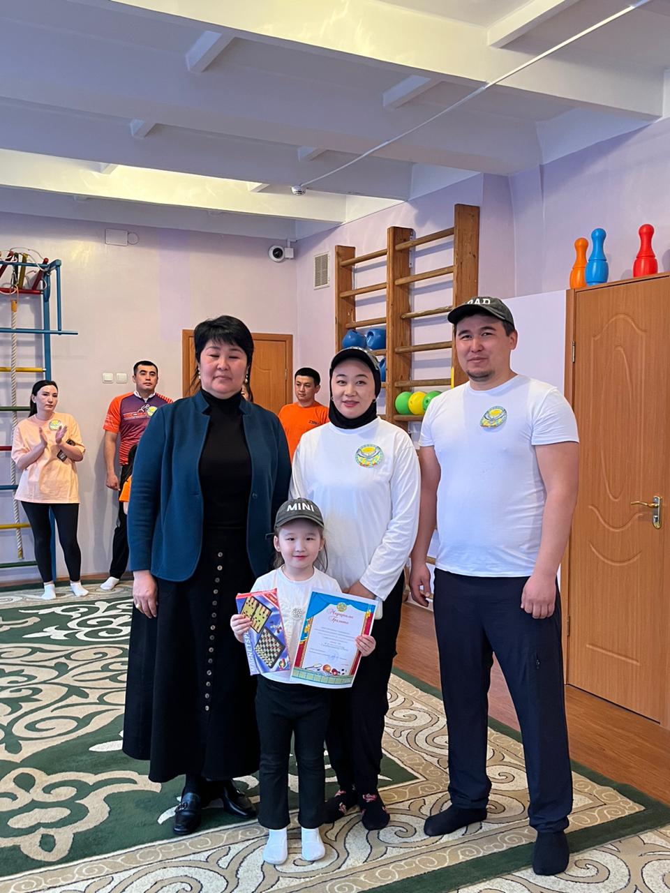 «Ана, әке, мен – біз спортты сүйеміз!» спорттық ойын-сауық іс-шарасы Спортивно-оздоровительного мероприятия «Мама, папа и я – мы любим